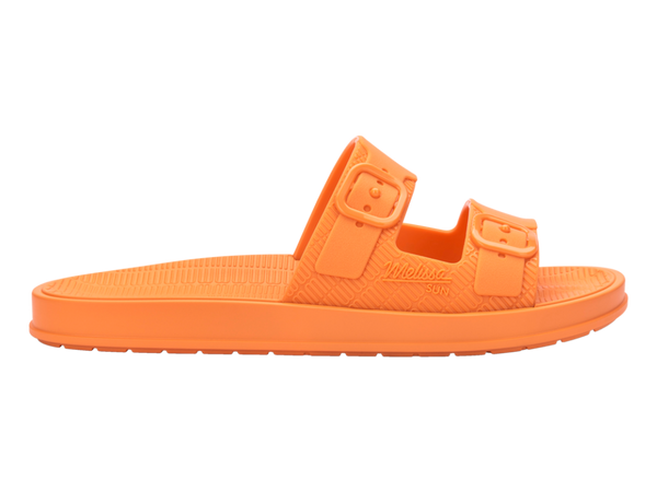 Sandália feminina Melissa Kick Off com acabamento fosco e visual monocromático. Possui solado plataforma robusto com design tratorado, tiras largas cruzadas sobre o pé e fechamento ajustável por velcro. Modelo moderno e urbano, perfeito para looks estilosos, confortáveis e descontraídos.