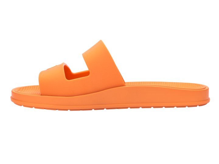 Sandália feminina Melissa Kick Off com acabamento fosco e visual monocromático. Possui solado plataforma robusto com design tratorado, tiras largas cruzadas sobre o pé e fechamento ajustável por velcro. Modelo moderno e urbano, perfeito para looks estilosos, confortáveis e descontraídos.