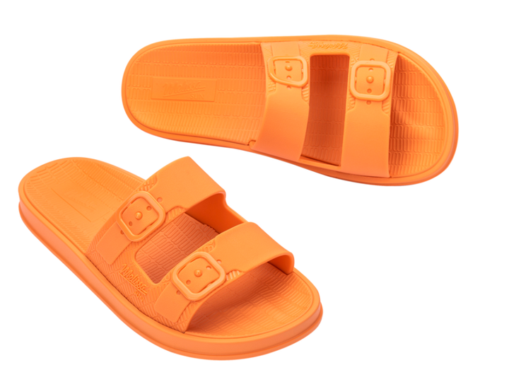 Sandália feminina Melissa Kick Off com acabamento fosco e visual monocromático. Possui solado plataforma robusto com design tratorado, tiras largas cruzadas sobre o pé e fechamento ajustável por velcro. Modelo moderno e urbano, perfeito para looks estilosos, confortáveis e descontraídos.