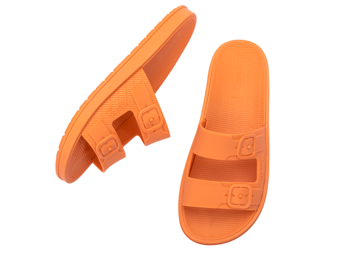 Sandália feminina Melissa Kick Off com acabamento fosco e visual monocromático. Possui solado plataforma robusto com design tratorado, tiras largas cruzadas sobre o pé e fechamento ajustável por velcro. Modelo moderno e urbano, perfeito para looks estilosos, confortáveis e descontraídos.