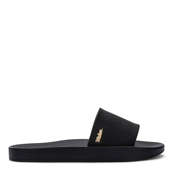 Chinelo slide Melissa Sun Sunset adulto na cor preta, com tira única larga, design minimalista e solado reto – calçado leve e confortável para o dia a dia.

Palavra-chave principal:
Melissa Sun Sunset Adulto

Palavras-chave relacionadas:
Chinelo slide Melissa
Melissa preta 33529
Chinelo feminino confortável
Slide Melissa preto
Melissa verão
Chinelo casual
Tira larga Melissa
Calçado leve adulto
Chinelo preto Melissa
Melissa solado reto
