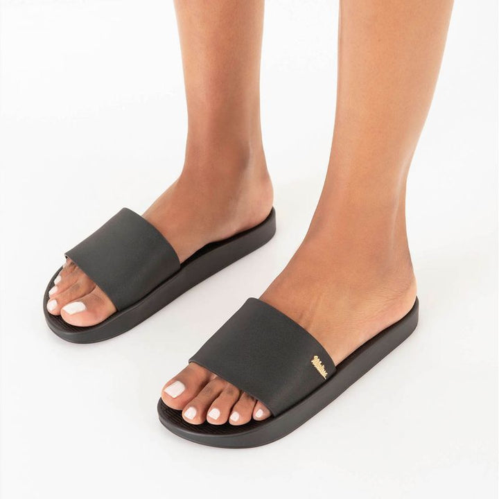 Chinelo slide Melissa Sun Sunset adulto na cor preta, com tira única larga, design minimalista e solado reto – calçado leve e confortável para o dia a dia.

Palavra-chave principal:
Melissa Sun Sunset Adulto

Palavras-chave relacionadas:
Chinelo slide Melissa
Melissa preta 33529
Chinelo feminino confortável
Slide Melissa preto
Melissa verão
Chinelo casual
Tira larga Melissa
Calçado leve adulto
Chinelo preto Melissa
Melissa solado reto