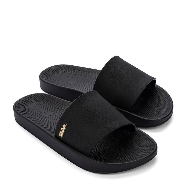 Chinelo slide Melissa Sun Sunset adulto na cor preta, com tira única larga, design minimalista e solado reto – calçado leve e confortável para o dia a dia.

Palavra-chave principal:
Melissa Sun Sunset Adulto

Palavras-chave relacionadas:
Chinelo slide Melissa
Melissa preta 33529
Chinelo feminino confortável
Slide Melissa preto
Melissa verão
Chinelo casual
Tira larga Melissa
Calçado leve adulto
Chinelo preto Melissa
Melissa solado reto