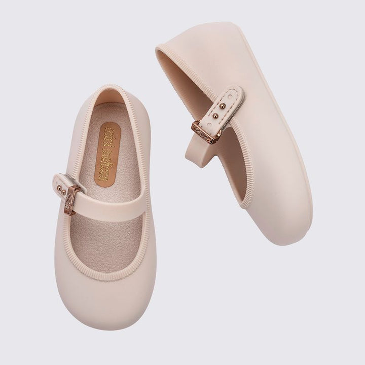 Mini Melissa Bailarina Soft Ballerina Baby bege 36240 – sapatilha infantil confortável, design clássico e acabamento fosco

Palavra-chave principal:
Mini Melissa Bailarina

Palavras-chave relacionadas:
sapatilha infantil, Melissa bege, Soft Ballerina Baby, calçado confortável, moda infantil, Melissa 36240, sapatilha para bebê