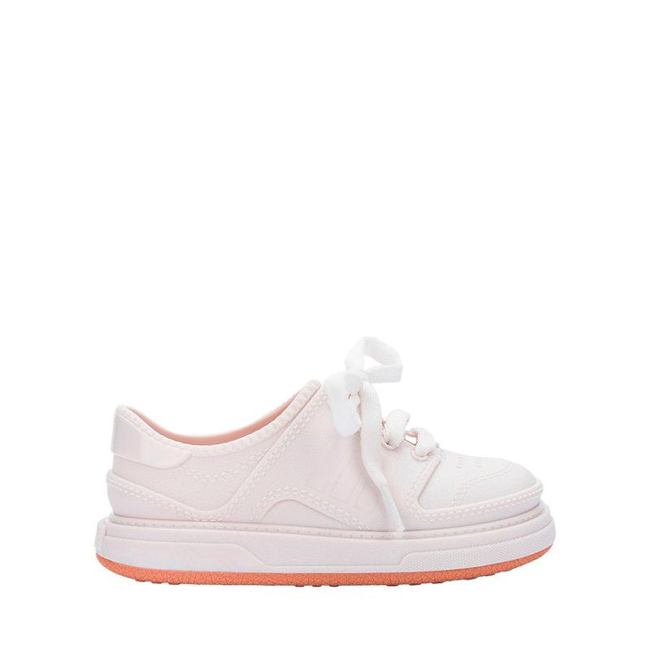 Tênis infantil Mini Melissa Bold Sneaker Baby nas cores branco e bege, com design robusto e moderno. Produzido em Melflex, possui solado alto, fechamento prático e cabedal confortável. Ideal para o dia a dia dos pequenos com estilo, estabilidade e segurança.

Palavra-chave principal: Mini Melissa Bold Sneaker Baby
Palavras-chave relacionadas: tênis baby branco e bege, Melflex, calçado infantil, solado robusto, conforto, estilo moderno, tênis para bebês.