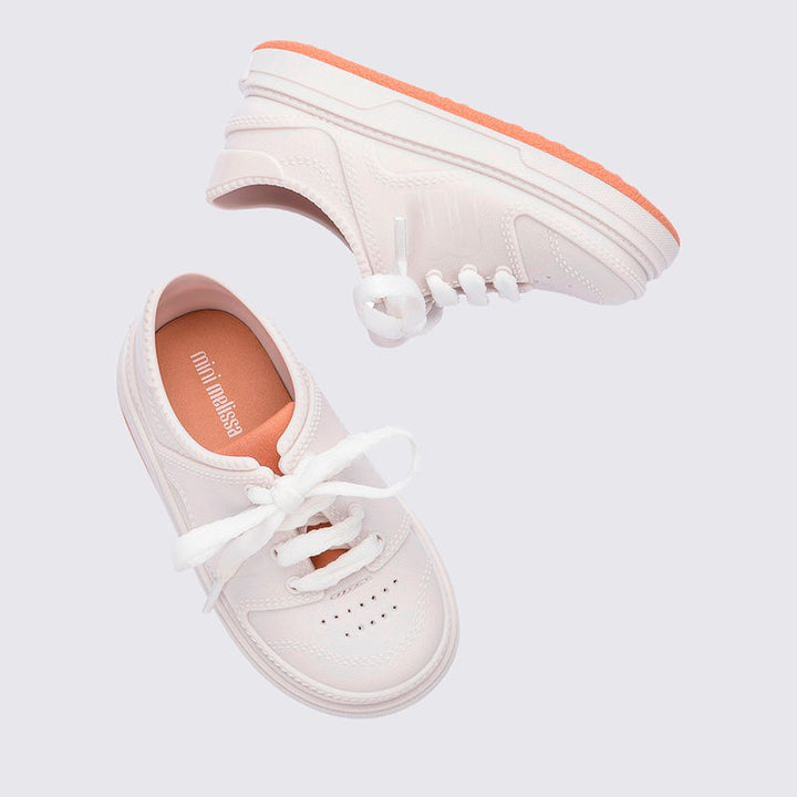 Tênis infantil Mini Melissa Bold Sneaker Baby nas cores branco e bege, com design robusto e moderno. Produzido em Melflex, possui solado alto, fechamento prático e cabedal confortável. Ideal para o dia a dia dos pequenos com estilo, estabilidade e segurança.

Palavra-chave principal: Mini Melissa Bold Sneaker Baby
Palavras-chave relacionadas: tênis baby branco e bege, Melflex, calçado infantil, solado robusto, conforto, estilo moderno, tênis para bebês.