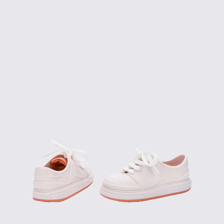 Tênis infantil Mini Melissa Bold Sneaker Baby nas cores branco e bege, com design robusto e moderno. Produzido em Melflex, possui solado alto, fechamento prático e cabedal confortável. Ideal para o dia a dia dos pequenos com estilo, estabilidade e segurança.

Palavra-chave principal: Mini Melissa Bold Sneaker Baby
Palavras-chave relacionadas: tênis baby branco e bege, Melflex, calçado infantil, solado robusto, conforto, estilo moderno, tênis para bebês.