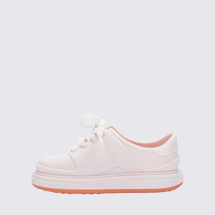 Tênis infantil Mini Melissa Bold Sneaker Baby nas cores branco e bege, com design robusto e moderno. Produzido em Melflex, possui solado alto, fechamento prático e cabedal confortável. Ideal para o dia a dia dos pequenos com estilo, estabilidade e segurança.

Palavra-chave principal: Mini Melissa Bold Sneaker Baby
Palavras-chave relacionadas: tênis baby branco e bege, Melflex, calçado infantil, solado robusto, conforto, estilo moderno, tênis para bebês.