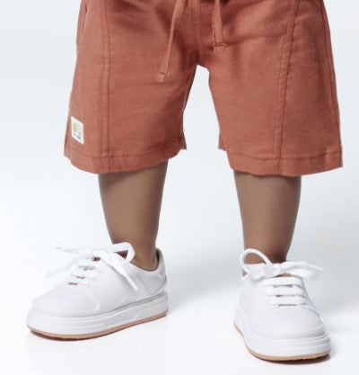 Tênis infantil Mini Melissa Bold Sneaker Baby nas cores branco e bege, com design robusto e moderno. Produzido em Melflex, possui solado alto, fechamento prático e cabedal confortável. Ideal para o dia a dia dos pequenos com estilo, estabilidade e segurança.

Palavra-chave principal: Mini Melissa Bold Sneaker Baby
Palavras-chave relacionadas: tênis baby branco e bege, Melflex, calçado infantil, solado robusto, conforto, estilo moderno, tênis para bebês.