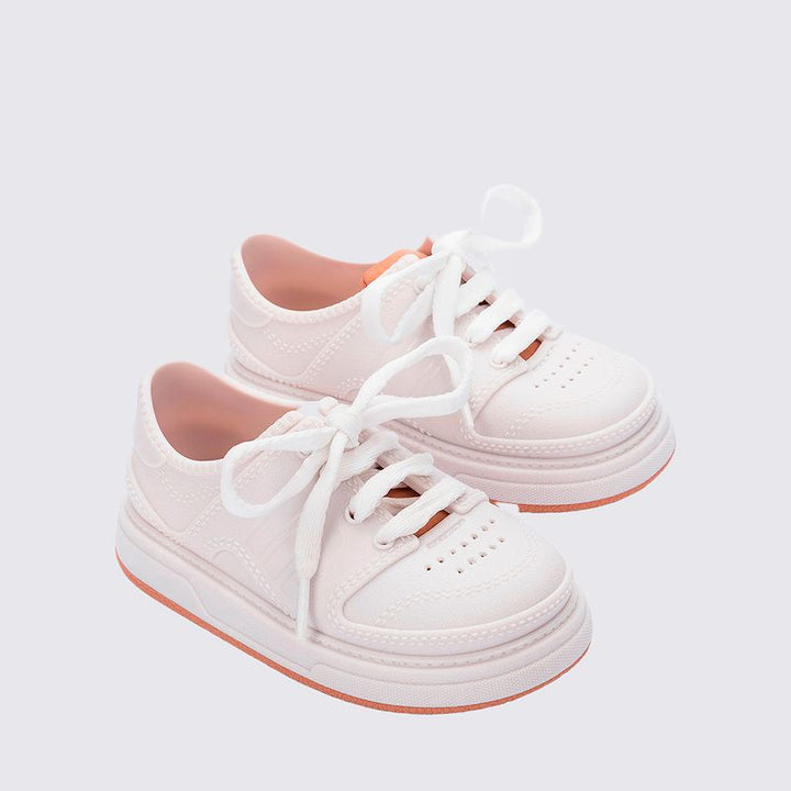 Tênis infantil Mini Melissa Bold Sneaker Baby nas cores branco e bege, com design robusto e moderno. Produzido em Melflex, possui solado alto, fechamento prático e cabedal confortável. Ideal para o dia a dia dos pequenos com estilo, estabilidade e segurança.

Palavra-chave principal: Mini Melissa Bold Sneaker Baby
Palavras-chave relacionadas: tênis baby branco e bege, Melflex, calçado infantil, solado robusto, conforto, estilo moderno, tênis para bebês.