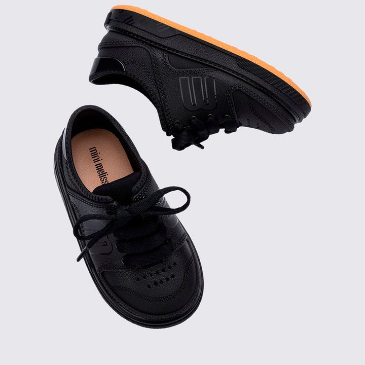 Tênis infantil Mini Melissa Bold Sneaker Baby nas cores rosa e lilás, com design robusto, cadarço tradicional e acabamento texturizado. Confeccionado em Melflex, é leve, confortável e estiloso, ideal para o dia a dia dos pequenos com segurança e charme.

Palavra-chave principal: Mini Melissa Bold Sneaker Baby
Palavras-chave relacionadas: tênis baby rosa lilás, Melflex, calçado infantil, cadarço, conforto, estilo moderno, tênis para bebês.