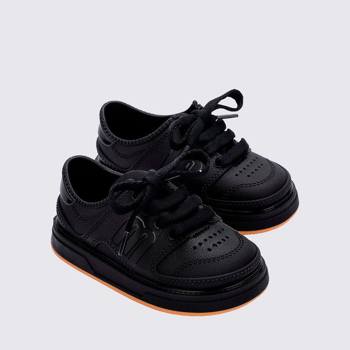 Tênis infantil Mini Melissa Bold Sneaker Baby nas cores rosa e lilás, com design robusto, cadarço tradicional e acabamento texturizado. Confeccionado em Melflex, é leve, confortável e estiloso, ideal para o dia a dia dos pequenos com segurança e charme.

Palavra-chave principal: Mini Melissa Bold Sneaker Baby
Palavras-chave relacionadas: tênis baby rosa lilás, Melflex, calçado infantil, cadarço, conforto, estilo moderno, tênis para bebês.