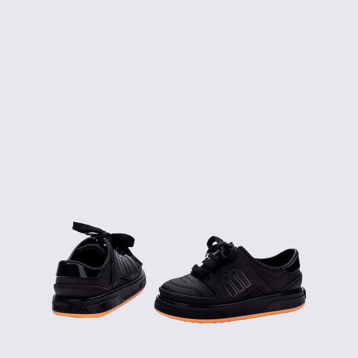 Tênis infantil Mini Melissa Bold Sneaker Baby nas cores rosa e lilás, com design robusto, cadarço tradicional e acabamento texturizado. Confeccionado em Melflex, é leve, confortável e estiloso, ideal para o dia a dia dos pequenos com segurança e charme.

Palavra-chave principal: Mini Melissa Bold Sneaker Baby
Palavras-chave relacionadas: tênis baby rosa lilás, Melflex, calçado infantil, cadarço, conforto, estilo moderno, tênis para bebês.