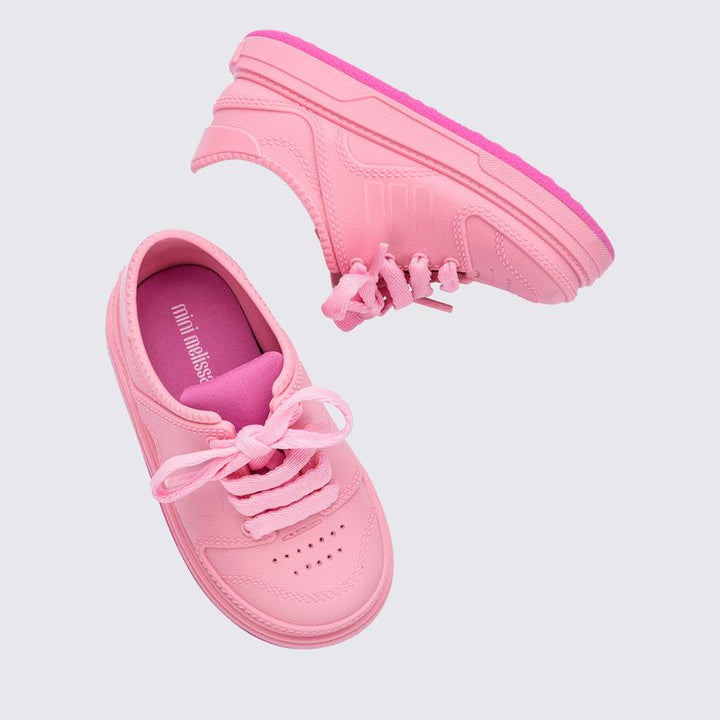 Tênis infantil Mini Melissa Bold Sneaker Baby nas cores rosa e lilás, com design robusto, cadarço tradicional e acabamento texturizado. Confeccionado em Melflex, é leve, confortável e estiloso, ideal para o dia a dia dos pequenos com segurança e charme."

Palavra-chave principal: Mini Melissa Bold Sneaker Baby
Palavras-chave relacionadas: tênis baby rosa lilás, Melflex, calçado infantil, cadarço, conforto, estilo moderno, tênis para bebês.