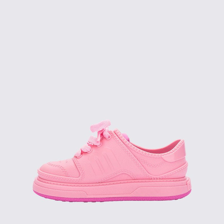 Tênis infantil Mini Melissa Bold Sneaker Baby nas cores rosa e lilás, com design robusto, cadarço tradicional e acabamento texturizado. Confeccionado em Melflex, é leve, confortável e estiloso, ideal para o dia a dia dos pequenos com segurança e charme."

Palavra-chave principal: Mini Melissa Bold Sneaker Baby
Palavras-chave relacionadas: tênis baby rosa lilás, Melflex, calçado infantil, cadarço, conforto, estilo moderno, tênis para bebês.