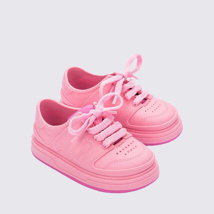 Tênis infantil Mini Melissa Bold Sneaker Baby nas cores rosa e lilás, com design robusto, cadarço tradicional e acabamento texturizado. Confeccionado em Melflex, é leve, confortável e estiloso, ideal para o dia a dia dos pequenos com segurança e charme."

Palavra-chave principal: Mini Melissa Bold Sneaker Baby
Palavras-chave relacionadas: tênis baby rosa lilás, Melflex, calçado infantil, cadarço, conforto, estilo moderno, tênis para bebês.