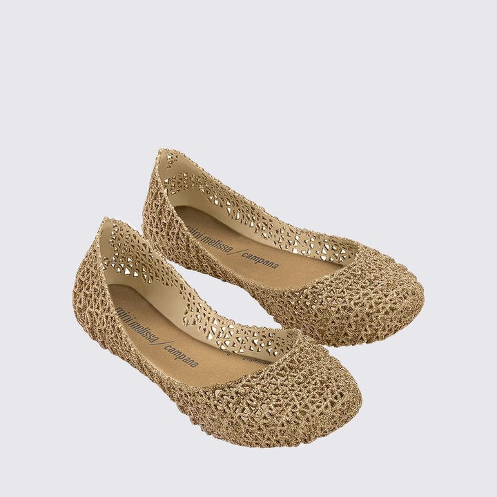Sapatilha infantil Mini Melissa Campana Papel na cor dourado com acabamento em glitter. Modelo com textura trançada, leve e confortável, feita em Melflex. Ideal para compor looks infantis com muito brilho, charme e praticidade