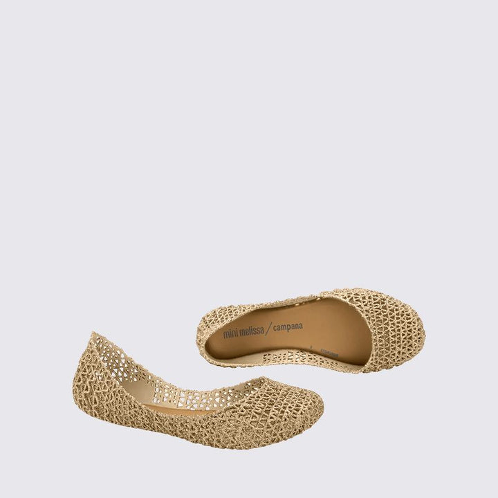 Sapatilha infantil Mini Melissa Campana Papel na cor dourado com acabamento em glitter. Modelo com textura trançada, leve e confortável, feita em Melflex. Ideal para compor looks infantis com muito brilho, charme e praticidade