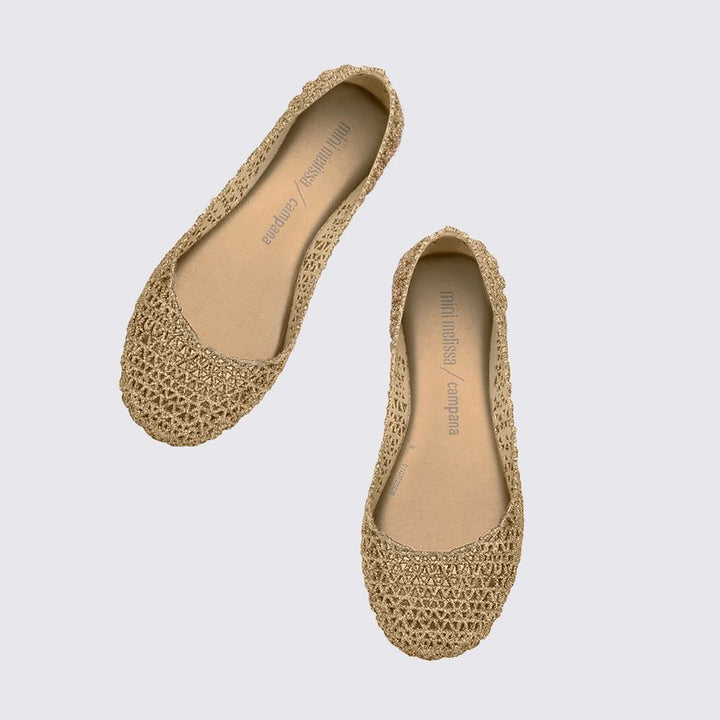 Sapatilha infantil Mini Melissa Campana Papel na cor dourado com acabamento em glitter. Modelo com textura trançada, leve e confortável, feita em Melflex. Ideal para compor looks infantis com muito brilho, charme e praticidade