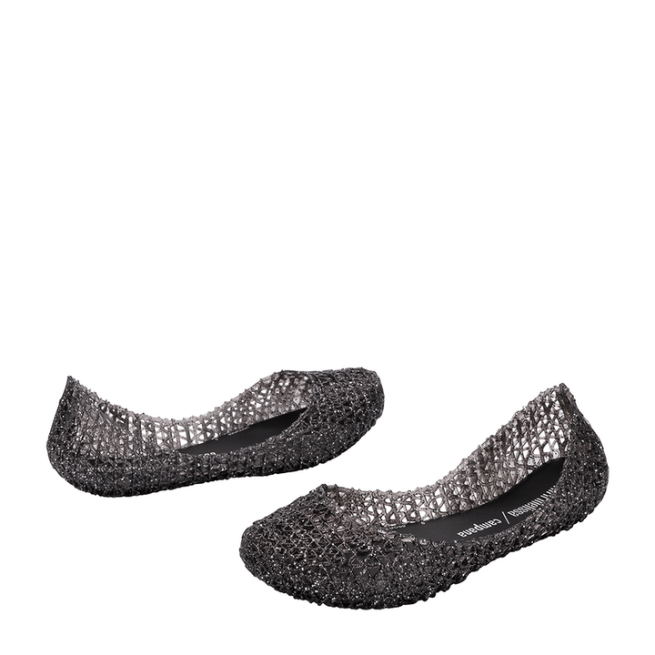 Sapatilha infantil Mini Melissa Campana Papel na cor preta com acabamento glitterizado e textura trançada. Feita em Melflex, é leve, flexível e confortável, ideal para looks infantis com brilho e estilo no dia a dia ou em ocasiões especiais.
