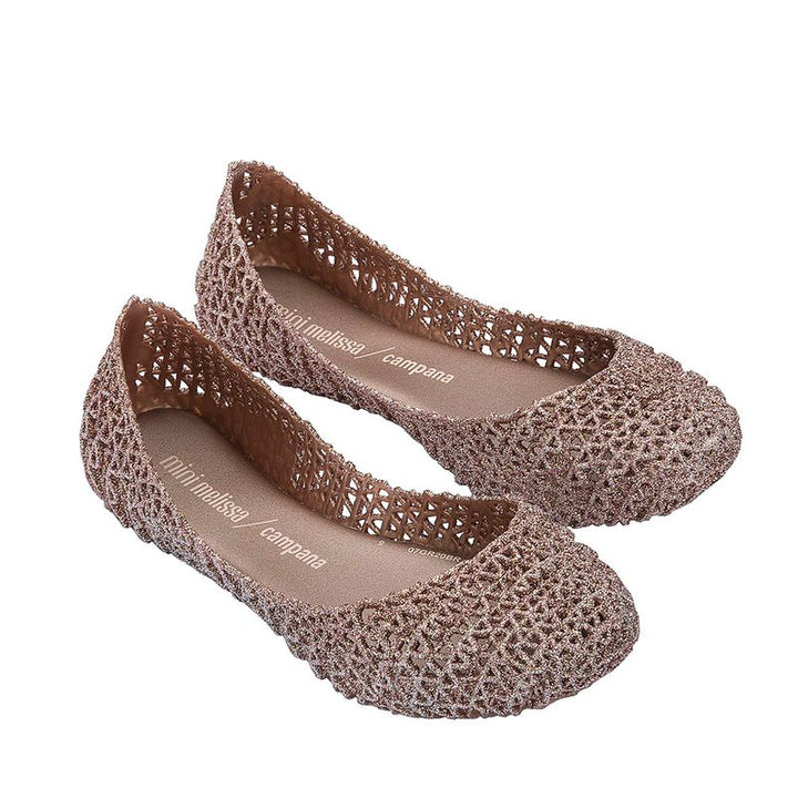 Sapatilha Mini Melissa Campana Papel infantil na cor rosa metalizado com glitter, design trançado e acabamento brilhante – calçado leve, delicado e confortável para crianças.

Palavra-chave principal:
Mini Melissa Campana Papel

Palavras-chave relacionadas:
Melissa 32996, sapatilha rosa glitter, Melissa infantil metalizada, sapatilha trançada Melissa, calçado confortável infantil, Melissa com brilho, sapatilha leve Melissa, calçado delicado infantil, sapatilha rosa criança, Melissa para meninas