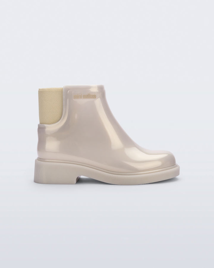Bota infantil Mini Melissa Chelsea Boot II na cor bege, com acabamento brilhante e elástico lateral que facilita o calce. Confeccionada em Melflex, é leve, resistente e confortável, ideal para o dia a dia das crianças com muito estilo e praticidade.

Palavra-chave principal: Mini Melissa Chelsea Boot Infantil
Palavras-chave relacionadas: bota infantil bege, Melflex, elástico lateral, calçado infantil confortável, bota sem zíper, estilo moderno para crianças.