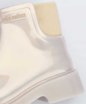 Bota infantil Mini Melissa Chelsea Boot II na cor bege, com acabamento brilhante e elástico lateral que facilita o calce. Confeccionada em Melflex, é leve, resistente e confortável, ideal para o dia a dia das crianças com muito estilo e praticidade.

Palavra-chave principal: Mini Melissa Chelsea Boot Infantil
Palavras-chave relacionadas: bota infantil bege, Melflex, elástico lateral, calçado infantil confortável, bota sem zíper, estilo moderno para crianças.