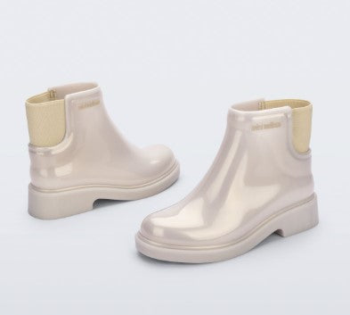 Bota infantil Mini Melissa Chelsea Boot II na cor bege, com acabamento brilhante e elástico lateral que facilita o calce. Confeccionada em Melflex, é leve, resistente e confortável, ideal para o dia a dia das crianças com muito estilo e praticidade.

Palavra-chave principal: Mini Melissa Chelsea Boot Infantil
Palavras-chave relacionadas: bota infantil bege, Melflex, elástico lateral, calçado infantil confortável, bota sem zíper, estilo moderno para crianças.