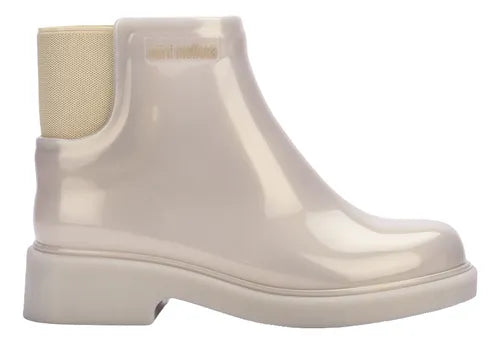 Bota infantil Mini Melissa Chelsea Boot II na cor bege, com acabamento brilhante e elástico lateral que facilita o calce. Confeccionada em Melflex, é leve, resistente e confortável, ideal para o dia a dia das crianças com muito estilo e praticidade.

Palavra-chave principal: Mini Melissa Chelsea Boot Infantil
Palavras-chave relacionadas: bota infantil bege, Melflex, elástico lateral, calçado infantil confortável, bota sem zíper, estilo moderno para crianças.