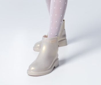 Bota infantil Mini Melissa Chelsea Boot II na cor bege, com acabamento brilhante e elástico lateral que facilita o calce. Confeccionada em Melflex, é leve, resistente e confortável, ideal para o dia a dia das crianças com muito estilo e praticidade.

Palavra-chave principal: Mini Melissa Chelsea Boot Infantil
Palavras-chave relacionadas: bota infantil bege, Melflex, elástico lateral, calçado infantil confortável, bota sem zíper, estilo moderno para crianças.