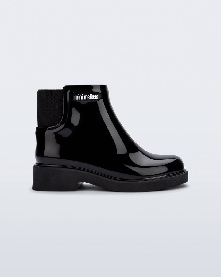 Bota infantil Mini Melissa Chelsea Boot II na cor preta, com acabamento brilhante, elástico para facilitar o calce. Produzida em Melflex, é leve, resistente e confortável, ideal para o dia a dia das crianças com muito estilo.

Palavra-chave principal: Mini Melissa Chelsea Boot Infantil
Palavras-chave relacionadas: bota infantil preta, Melflex, bota com elástico, elástico lateral, calçado infantil confortável, estilo moderno, bota prática para crianças, bota infantil, botinha para criança