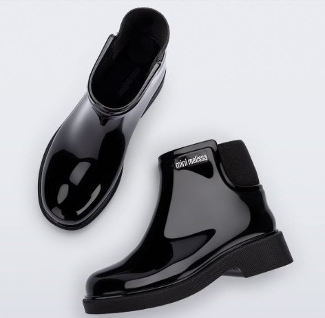Bota infantil Mini Melissa Chelsea Boot II na cor preta, com acabamento brilhante, elástico para facilitar o calce. Produzida em Melflex, é leve, resistente e confortável, ideal para o dia a dia das crianças com muito estilo.

Palavra-chave principal: Mini Melissa Chelsea Boot Infantil
Palavras-chave relacionadas: bota infantil preta, Melflex, bota com elástico, elástico lateral, calçado infantil confortável, estilo moderno, bota prática para crianças, bota infantil, botinha para criança