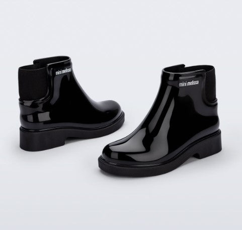 Bota infantil Mini Melissa Chelsea Boot II na cor preta, com acabamento brilhante, elástico para facilitar o calce. Produzida em Melflex, é leve, resistente e confortável, ideal para o dia a dia das crianças com muito estilo.

Palavra-chave principal: Mini Melissa Chelsea Boot Infantil
Palavras-chave relacionadas: bota infantil preta, Melflex, bota com elástico, elástico lateral, calçado infantil confortável, estilo moderno, bota prática para crianças, bota infantil, botinha para criança