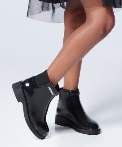 Bota infantil Mini Melissa Chelsea Boot II na cor preta, com acabamento brilhante, elástico para facilitar o calce. Produzida em Melflex, é leve, resistente e confortável, ideal para o dia a dia das crianças com muito estilo.

Palavra-chave principal: Mini Melissa Chelsea Boot Infantil
Palavras-chave relacionadas: bota infantil preta, Melflex, bota com elástico, elástico lateral, calçado infantil confortável, estilo moderno, bota prática para crianças, bota infantil, botinha para criança