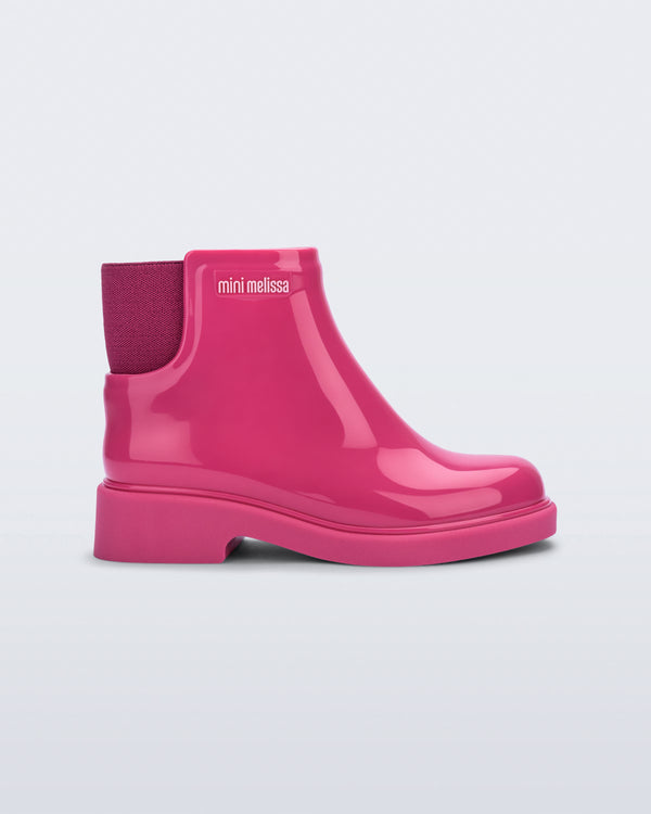 Bota infantil Mini Melissa Chelsea Boot II na cor rosa, com acabamento brilhante e elástico lateral para facilitar o calce. Produzida em Melflex, é leve, confortável e resistente, ideal para compor looks estilosos e práticos no dia a dia das crianças.

Palavra-chave principal: Mini Melissa Chelsea Boot Infantil
Palavras-chave relacionadas: bota rosa infantil, Melflex, elástico lateral, calçado confortável, bota prática para crianças, estilo moderno.