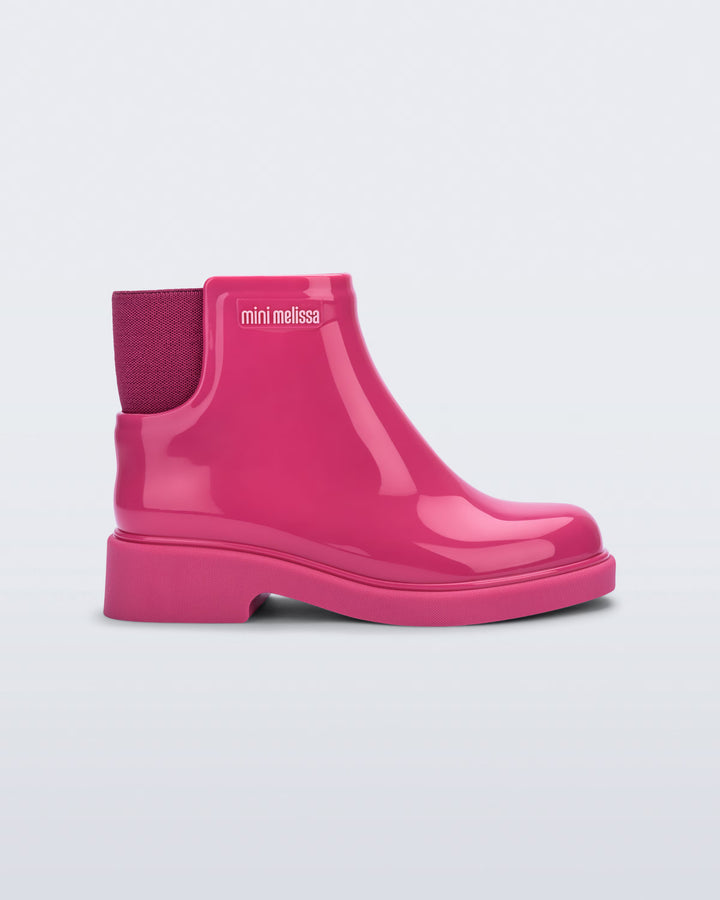 Bota infantil Mini Melissa Chelsea Boot II na cor rosa, com acabamento brilhante e elástico lateral para facilitar o calce. Produzida em Melflex, é leve, confortável e resistente, ideal para compor looks estilosos e práticos no dia a dia das crianças.

Palavra-chave principal: Mini Melissa Chelsea Boot Infantil
Palavras-chave relacionadas: bota rosa infantil, Melflex, elástico lateral, calçado confortável, bota prática para crianças, estilo moderno.