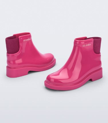 Bota infantil Mini Melissa Chelsea Boot II na cor rosa, com acabamento brilhante e elástico lateral para facilitar o calce. Produzida em Melflex, é leve, confortável e resistente, ideal para compor looks estilosos e práticos no dia a dia das crianças.

Palavra-chave principal: Mini Melissa Chelsea Boot Infantil
Palavras-chave relacionadas: bota rosa infantil, Melflex, elástico lateral, calçado confortável, bota prática para crianças, estilo moderno.