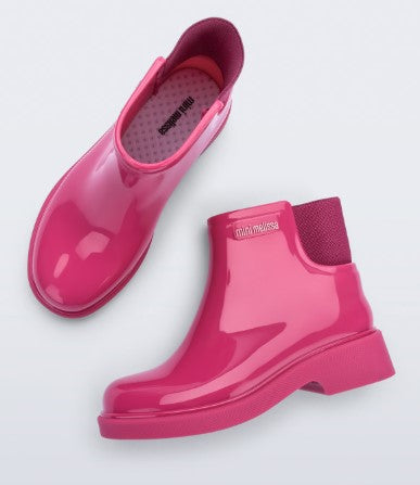 Bota infantil Mini Melissa Chelsea Boot II na cor rosa, com acabamento brilhante e elástico lateral para facilitar o calce. Produzida em Melflex, é leve, confortável e resistente, ideal para compor looks estilosos e práticos no dia a dia das crianças.

Palavra-chave principal: Mini Melissa Chelsea Boot Infantil
Palavras-chave relacionadas: bota rosa infantil, Melflex, elástico lateral, calçado confortável, bota prática para crianças, estilo moderno.