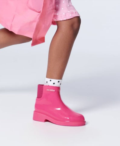 Bota infantil Mini Melissa Chelsea Boot II na cor rosa, com acabamento brilhante e elástico lateral para facilitar o calce. Produzida em Melflex, é leve, confortável e resistente, ideal para compor looks estilosos e práticos no dia a dia das crianças.

Palavra-chave principal: Mini Melissa Chelsea Boot Infantil
Palavras-chave relacionadas: bota rosa infantil, Melflex, elástico lateral, calçado confortável, bota prática para crianças, estilo moderno.