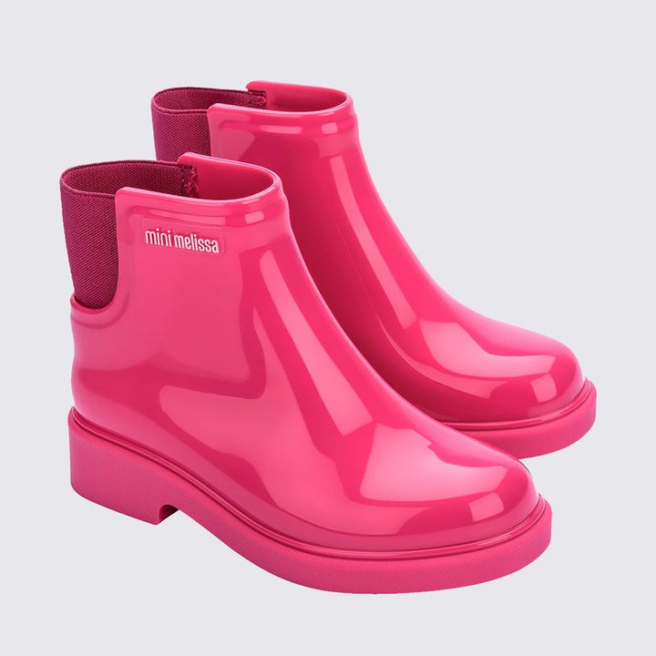Bota infantil Mini Melissa Chelsea Boot II na cor rosa, com acabamento brilhante e elástico lateral para facilitar o calce. Produzida em Melflex, é leve, confortável e resistente, ideal para compor looks estilosos e práticos no dia a dia das crianças.

Palavra-chave principal: Mini Melissa Chelsea Boot Infantil
Palavras-chave relacionadas: bota rosa infantil, Melflex, elástico lateral, calçado confortável, bota prática para crianças, estilo moderno.