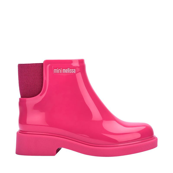 Bota infantil Mini Melissa Chelsea Boot II na cor rosa, com acabamento brilhante e elástico lateral para facilitar o calce. Produzida em Melflex, é leve, confortável e resistente, ideal para compor looks estilosos e práticos no dia a dia das crianças.

Palavra-chave principal: Mini Melissa Chelsea Boot Infantil
Palavras-chave relacionadas: bota rosa infantil, Melflex, elástico lateral, calçado confortável, bota prática para crianças, estilo moderno.