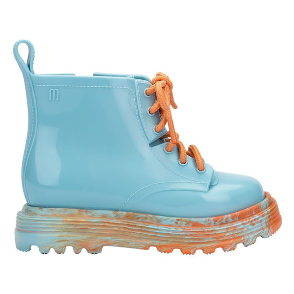 Coturno Mini Melissa Baby nas cores laranja e azul, com cano médio, solado tratorado e fechamento em cadarço – calçado moderno e confortável para bebês.

Palavra-chave principal:
Mini Melissa Coturno Baby

Palavras-chave relacionadas:
Melissa 35838, coturno infantil colorido, coturno laranja azul, Melissa baby laranja, calçado tratorado infantil, coturno com cadarço, coturno confortável bebê, bota infantil Melissa, coturno moderno bebê, Melissa primeiros passos