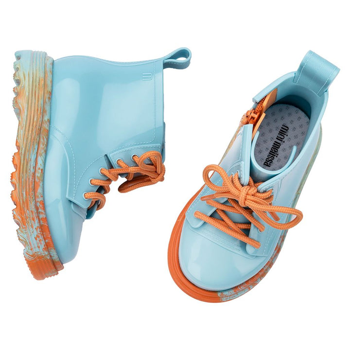 Coturno Mini Melissa Baby nas cores laranja e azul, com cano médio, solado tratorado e fechamento em cadarço – calçado moderno e confortável para bebês.

Palavra-chave principal:
Mini Melissa Coturno Baby

Palavras-chave relacionadas:
Melissa 35838, coturno infantil colorido, coturno laranja azul, Melissa baby laranja, calçado tratorado infantil, coturno com cadarço, coturno confortável bebê, bota infantil Melissa, coturno moderno bebê, Melissa primeiros passos