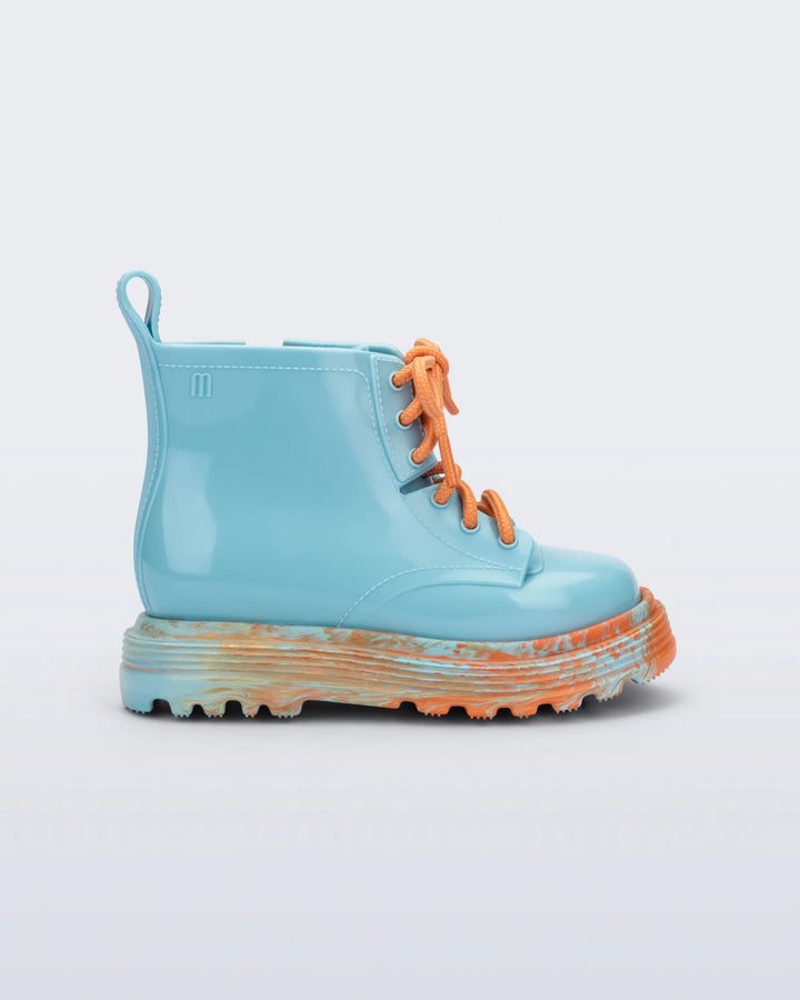 Coturno Mini Melissa Baby nas cores laranja e azul, com cano médio, solado tratorado e fechamento em cadarço – calçado moderno e confortável para bebês.

Palavra-chave principal:
Mini Melissa Coturno Baby

Palavras-chave relacionadas:
Melissa 35838, coturno infantil colorido, coturno laranja azul, Melissa baby laranja, calçado tratorado infantil, coturno com cadarço, coturno confortável bebê, bota infantil Melissa, coturno moderno bebê, Melissa primeiros passos
