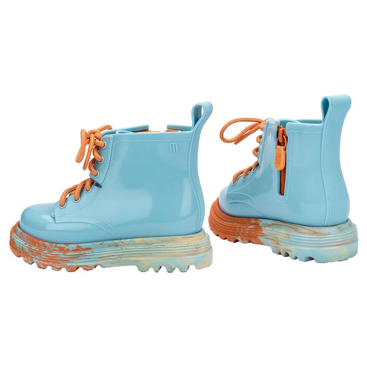 Coturno Mini Melissa Baby nas cores laranja e azul, com cano médio, solado tratorado e fechamento em cadarço – calçado moderno e confortável para bebês.

Palavra-chave principal:
Mini Melissa Coturno Baby

Palavras-chave relacionadas:
Melissa 35838, coturno infantil colorido, coturno laranja azul, Melissa baby laranja, calçado tratorado infantil, coturno com cadarço, coturno confortável bebê, bota infantil Melissa, coturno moderno bebê, Melissa primeiros passos