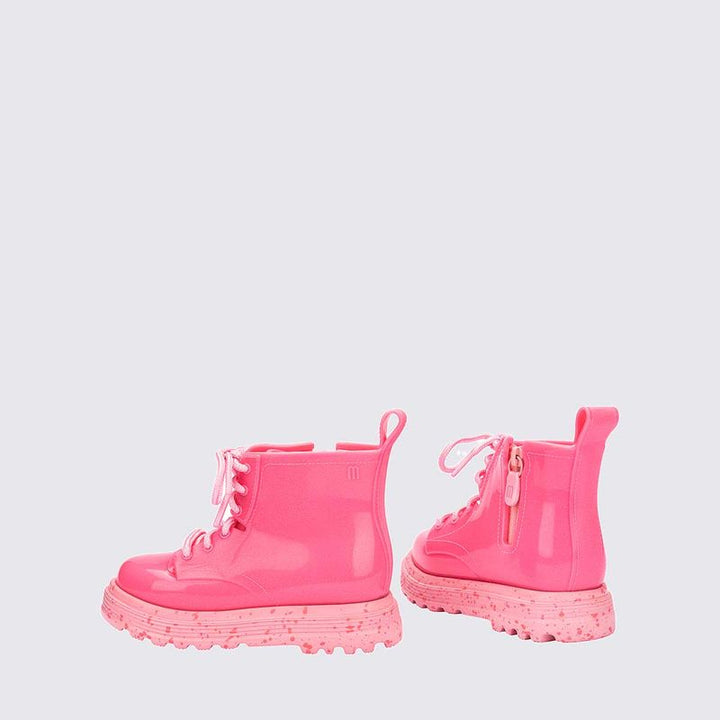 Coturno Mini Melissa Baby na cor rosa glitter, com cano médio, solado tratorado e fechamento em cadarço – calçado estiloso e confortável para bebês.

Palavra-chave principal:
Mini Melissa Coturno Baby

Palavras-chave relacionadas:
Melissa 35838, coturno infantil rosa, coturno glitter bebê, Melissa baby rosa, calçado tratorado infantil, coturno com cadarço, coturno confortável bebê, bota infantil Melissa, coturno estiloso infantil, Melissa primeiros passos