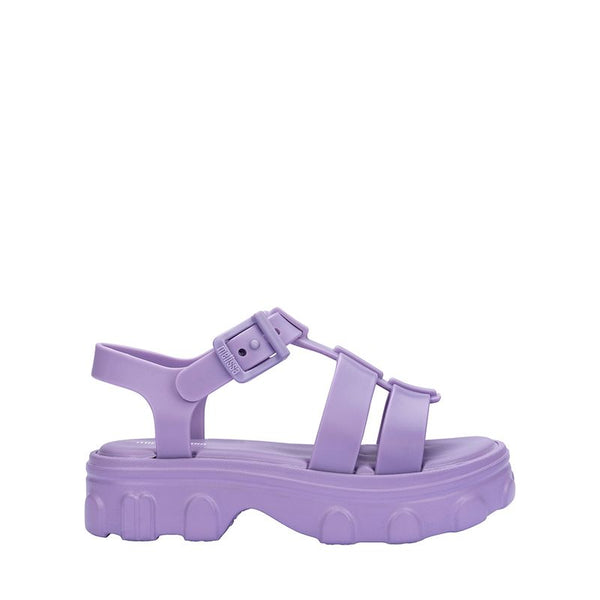 Sandália infantil Mini Melissa Ella na cor lilás, com tiras largas, acabamento brilhante e fecho ajustável no tornozelo. Produzida em Melflex, é leve, confortável e perfeita para compor looks delicados e estilosos no dia a dia das crianças
