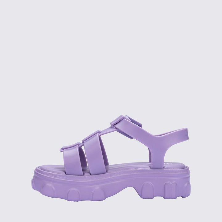 Sandália infantil Mini Melissa Ella na cor lilás, com tiras largas, acabamento brilhante e fecho ajustável no tornozelo. Produzida em Melflex, é leve, confortável e perfeita para compor looks delicados e estilosos no dia a dia das crianças