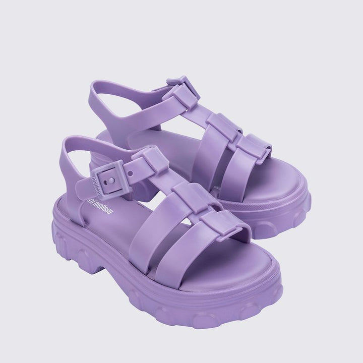 Sandália infantil Mini Melissa Ella na cor lilás, com tiras largas, acabamento brilhante e fecho ajustável no tornozelo. Produzida em Melflex, é leve, confortável e perfeita para compor looks delicados e estilosos no dia a dia das crianças
