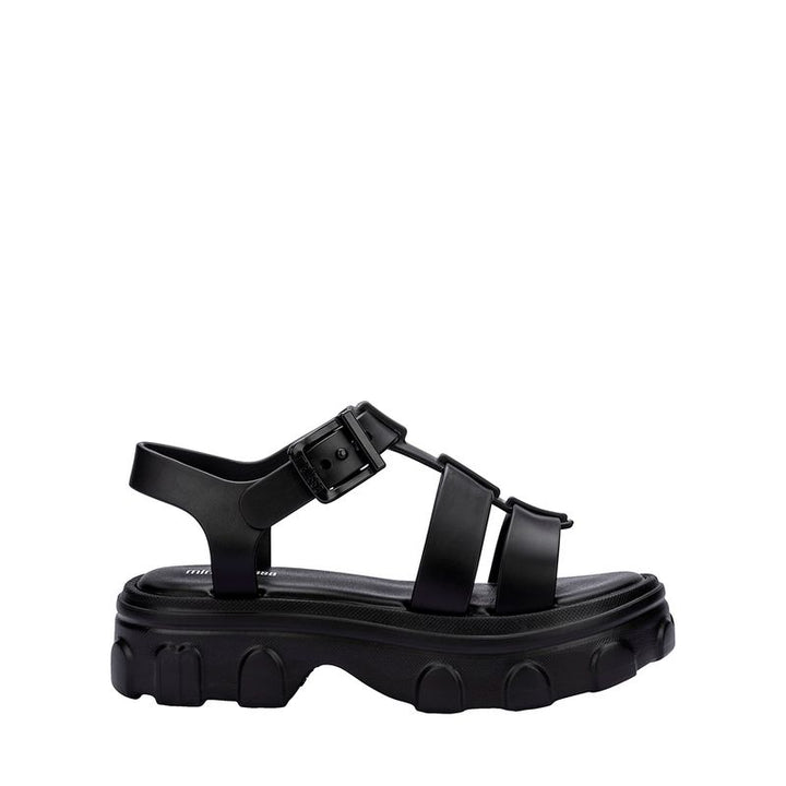 Sandália infantil Mini Melissa Ella na cor preta, com tiras largas, acabamento brilhante e fecho ajustável no tornozelo. Produzida em Melflex, é leve, confortável e ideal para compor looks infantis estilosos e práticos para o dia a dia